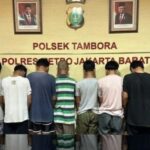 Delapan pelaku pelajar SMK terlibat kasus begal kini telah diamankan aparat di Mapolsek Tambora, Jakarta Barat, Jumat (22/9). Foto: Humas Polrestro Jakarta Barat