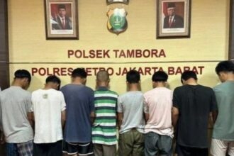 Delapan pelaku pelajar SMK terlibat kasus begal kini telah diamankan aparat di Mapolsek Tambora, Jakarta Barat, Jumat (22/9). Foto: Humas Polrestro Jakarta Barat