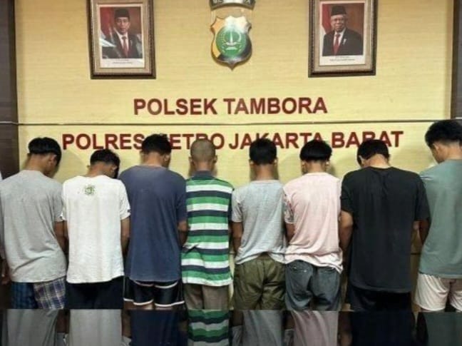 Delapan pelaku pelajar SMK terlibat kasus begal kini telah diamankan aparat di Mapolsek Tambora, Jakarta Barat, Jumat (22/9). Foto: Humas Polrestro Jakarta Barat
