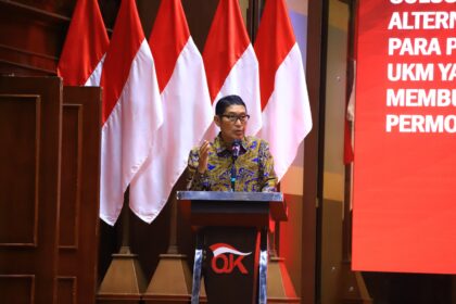 Kepala Eksekutif Pengawas Pasar Modal, Keuangan Derivatif, dan Bursa Karbon OJK Inarno Djajadi dalam sambutannya pada acara “Sosialisasi Alternatif Pendanaan UKM melalui Securities Crowdfunding” di Anjong Mon Mata, Pendopo Gubernur Aceh, Banda Aceh, Jumat (22/9). Foto: Dok OJK