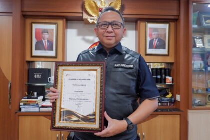 Kapuspenkum Kejaksaan Agung, Ketut Sumedana saat pamerkan penghargaan dari Public Relation (PR) Indonesia Group sebagai “Instansi Berpengaruh di Bidang Komunikasi”. Foto: Dok Puspenkum Kejaksaan Agung