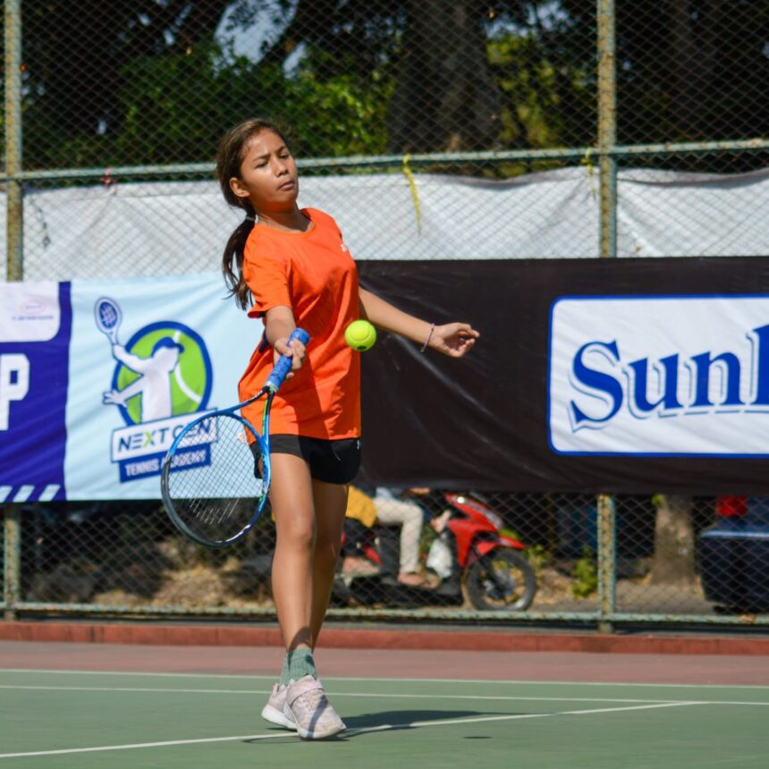 Trio petenis Bali bersiap menantang unggulan teratas pada babak kedua Kejurnas Yunior Ultra Milk - Next Gen Cup 2023, Senin (25/09). Pada Kelompok Umur (KU) 12 tahun putra, Anak Agung Gede Dwije menguji Rafael Enrico asal Depok. Foto/IST