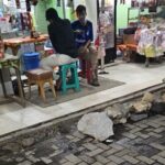 Aktivitas warga penghuni Rusunawa Cakung Barat, Kecamatan Cakung, Jakarta Timur, terganggu. Warga mengeluh bau tak sedap karena septik tank jebol, Senin (25/9).