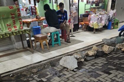Aktivitas warga penghuni Rusunawa Cakung Barat, Kecamatan Cakung, Jakarta Timur, terganggu. Warga mengeluh bau tak sedap karena septik tank jebol, Senin (25/9).