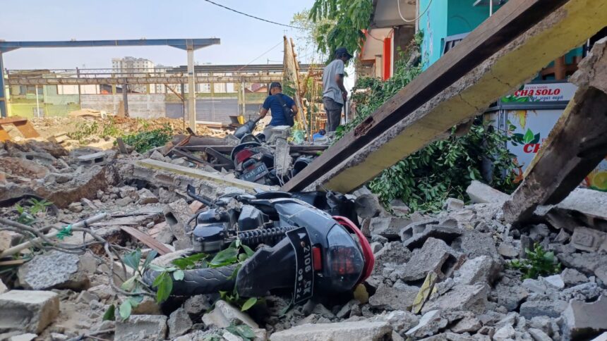 Penampakan empat unit motor dan tiga rumah rusak berat usai tertimpa tembok roboh bekas pabrik mebel di Gang Anggrek, RT 05/RW 04, Kelurahan Klender, Kecamatan Duren Sawit, Jakarta Timur, Senin (25/9) siang. Foto: Joesvicar Iqbal/ipol.id