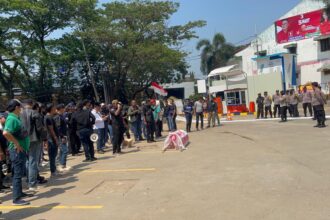 Massa yang tergabung dalam Aliansi Masyarakat Pondok Aren Bersatu melakukan aksi unjuk rasa Clinic Beyoutiful milik artis papan atas Dr. Tompi, Senin, (25/9/2023). Foto/ipol