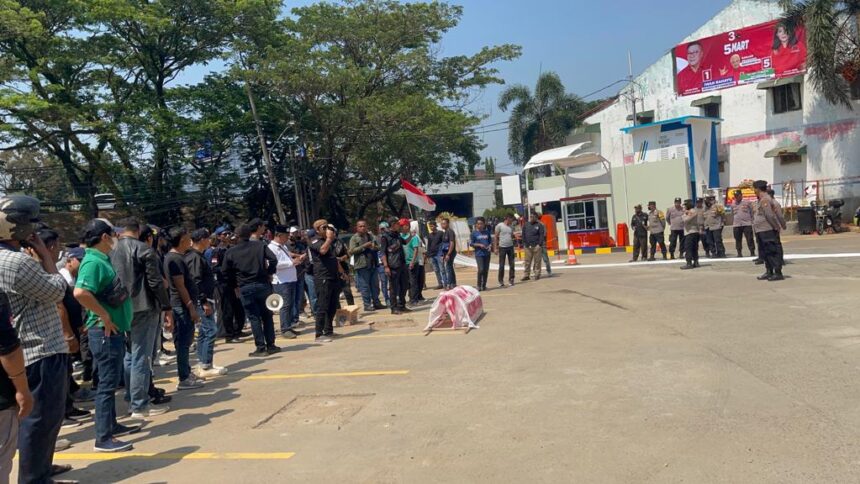 Massa yang tergabung dalam Aliansi Masyarakat Pondok Aren Bersatu melakukan aksi unjuk rasa Clinic Beyoutiful milik artis papan atas Dr. Tompi, Senin, (25/9/2023). Foto/ipol