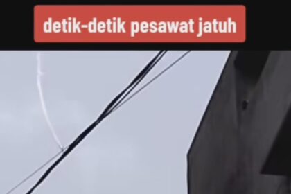 Rekaman pesawat AU terlihat seperti jatuh.