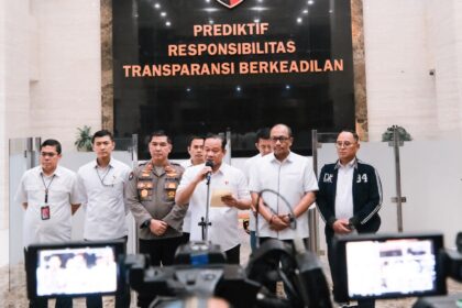 Kasatgas Anti-Mafia Bola Polri, Irjen Pol Asep Edi Suheri dan jajaran saat jumpa pers menetapkan enam orang tersangka kasus dugaan suap terkait pengaturan pertandingan Liga 2 di Gedung Bareskrim Polri, Jakarta Selatan, Rabu (27/9).