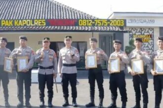 Penghargaan diberikan kepada 10 polisi atas kerja keras mereka, foto: Instagram, @kabarnegri