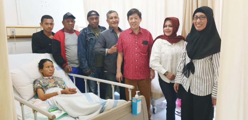 Ketua Umum HIKMU, Nabil M Salim (ketiga dari kanan) saat mendatangi RS Fatmawati, Jaksel, Kamis (28/9) bersama pengurus HIKMU.(foto sofian/ipol.id)