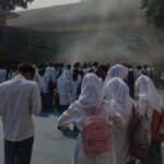 Suasana kerumunan siswa-siswi d lapangan di SMA Negeri 6, Kebayoran Baru, Jakarta Selatan, dekat lokasi penuh asap beredar, Jumat (29/9). Foto: Ist