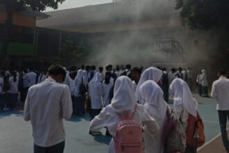 Suasana kerumunan siswa-siswi d lapangan di SMA Negeri 6, Kebayoran Baru, Jakarta Selatan, dekat lokasi penuh asap beredar, Jumat (29/9). Foto: Ist