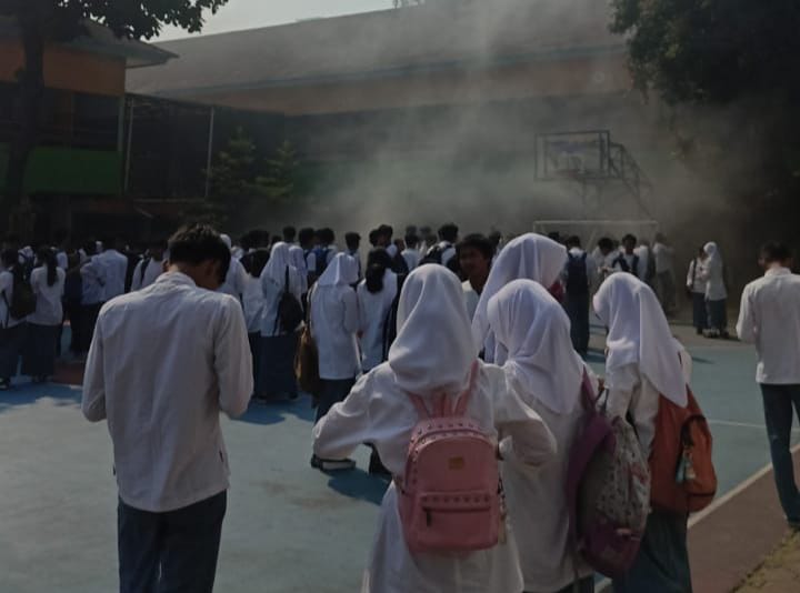 Suasana kerumunan siswa-siswi d lapangan di SMA Negeri 6, Kebayoran Baru, Jakarta Selatan, dekat lokasi penuh asap beredar, Jumat (29/9). Foto: Ist