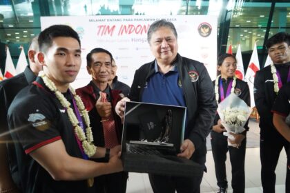 Ketua Umum Pengurus Besar Wushu Airlangga Hartarto saat menyambut kepulangan para atlet wushu nasional di Jakarta, Sabtu (30/9). Foto: Istimewa