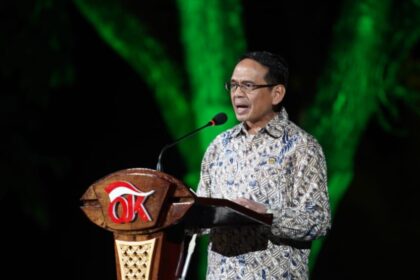 Kepala Eksekutif Pengawas Lembaga Pembiayaan, Perusahaan Modal Ventura, Lembaga Keuangan Mikro, dan Lembaga Jasa Keuangan Lainnya OJK, Agusman dalam peresmian program Pusat Informasi Keuangan Terpadu Desa/Kelurahan (PIKD) se-Jawa Tengah di Lapangan Desa Plobangan, Selomerto, Kabupaten Wonosobo, Jawa Tengah, Jumat (15/9) malam. Foto: Dok OJK