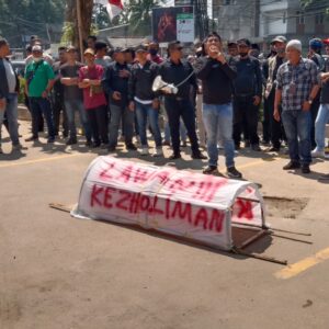 Sambil gotong keranda Ratusan warga Pondok Aren Tangsel, Demo Clinik Kecantikan Milik Artis Tompi. Foto/ipol