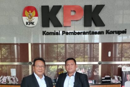 Praktisi Hukum Parulian Siregar dan Hutur Irvan Pandiangan saat mendatangi gedung Komisi Pemberantasan Korupsi (KPK), Jumat, (29/9). Foto: Dok pribadi (Parulian Siregar)