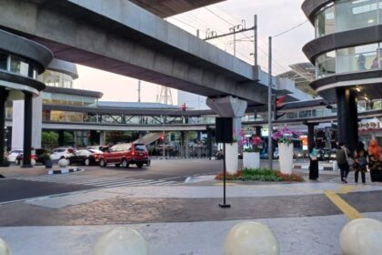 Menjelang KTT ASEAN pada 5 sampai 7 September 2023, perempatan CSW Jalan Sisingamangaraja, Kebayoran Baru, Jakarta Selatan, dipercantik dan dihias pot berisi tanaman bunga anggrek, Senin (4/9). Foto: Joesvicar Iqbal/ipol.id