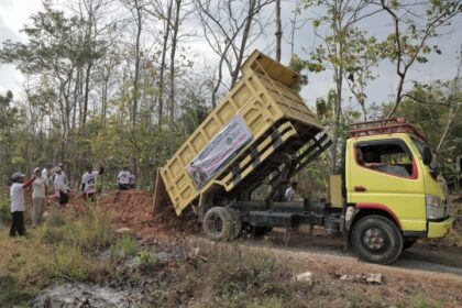Sukarelawan Kiai Muda Jawa Timur (Jatim) bersama warga masyarakat melakukan perbaikan jalan sekitar 200 meter dengan lebar jalan sekitar 3,5 meter. Tahap awal, dilakukan peninggian jalan dengan tanah, batu dan pasir untuk menghubungkan dua desa, yaitu Desa Tanggir dan Desa Laju Kidul, Kec. Singgahan, Kab. Tuban, Provinsi Jawa Timur, Kamis (14/9). Foto: Ist