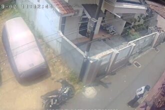 Seorang pria tersorot CCTV saat beraksi mencuri pakaian dalam perempuan di Jalan Haji Marhusen, RT 04/RW 05, Kelurahan Lubang Buaya, Kecamatan Cipayung, Jakarta Timur, Sabtu (2/9). Foto: Ist