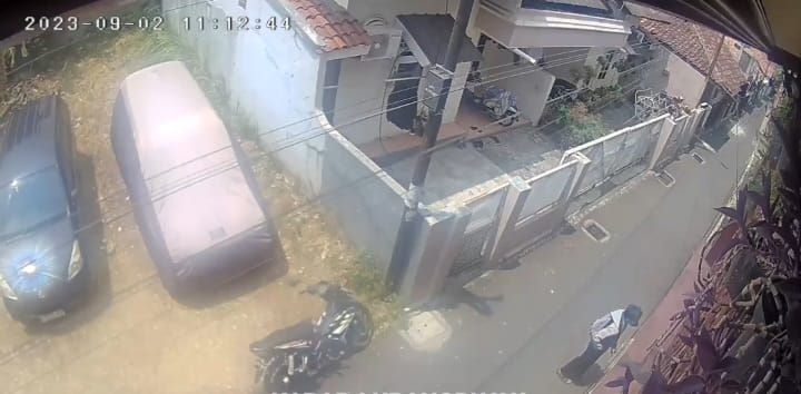 Seorang pria tersorot CCTV saat beraksi mencuri pakaian dalam perempuan di Jalan Haji Marhusen, RT 04/RW 05, Kelurahan Lubang Buaya, Kecamatan Cipayung, Jakarta Timur, Sabtu (2/9). Foto: Ist