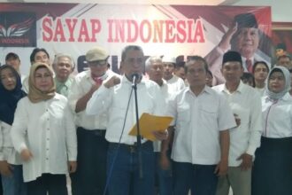 Ketua Umum Sayap Indonesia, Jimmy Mikael Walewangko saat membacakan deklarasi di Gedung Juang 45.(foto Sofian/IPOL.id)