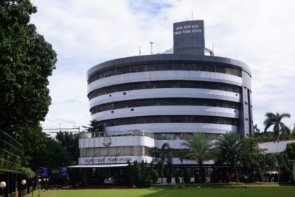 Kejaksaan Agung (Kejagung) melalui tim jaksa eksekutor saat melaksanakan sita eksekusi terhadap aset terpidana kasus pajak, Aria Trisna Sutmanta. Foto: Dok Ipol
