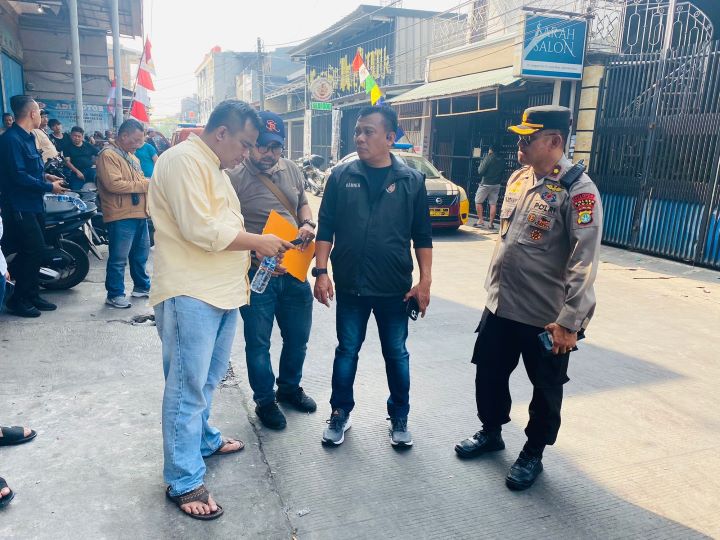 Kasat Reskrim Polres Metro Jakarta Utara, AKBP Iver Son Manossoh dan jajaran saat mengecek TKP kasus pengeroyokan menyebabkan korban RA tewas di Jalan Langsat, Kelurahan Lagoa, Kecamatan Koja, Rabu (6/9). Foto: Ist