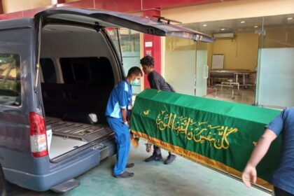 Usai dilakukan autopsi, petugas Rumah Sakit Polri (RS) Polri Kramat Jati, Jakarta Timur, menyerahkan jenazah RA, 27, kepada keluarga korban, Rabu (6/9) sore. Foto: Joesvicar Iqbal/ipol.id