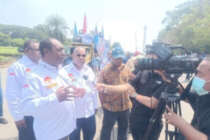 Perwakilan Forum Peduli Demokrasi (FPD) Papua, yakni Alfret Bonai, Moses Waimuri, Richo Rumayomi, dan Rudy Mora saat setelah aksi unjuk rasa di Jakarta, diterima bertemu dengan pihak Kementerian Dalam Negeri, Kamis (14/9). Foto: Ist