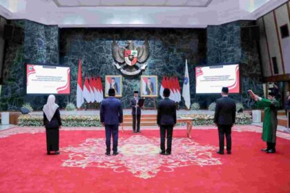 Pj Gubernur DKI Jakarta, Heru Budi Hartono saat melantik empat pejabat pimpinan tinggi Pratama.(foto dok pemprov)