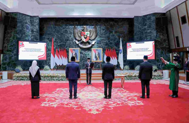 Pj Gubernur DKI Jakarta, Heru Budi Hartono saat melantik empat pejabat pimpinan tinggi Pratama.(foto dok pemprov)