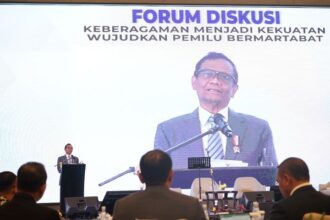Menteri Koordinator Politik Hukum dan Keamanan Mahfud MD dalam sebuah diskusi bertema "Keberagaman Menjadi Kekuatan Wujudkan Pemilu Bermartabat”, yang digelar di Bandung, Jawa Barat, Rabu (13/9). Foto: Kemenkopolhukam