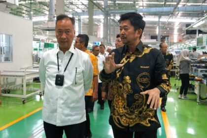 Jajaran Top Manajemen Sharp Indonesia berfoto bersama Menteri Perindustrian RI & Dirjen IILMATE. Foto: sharp