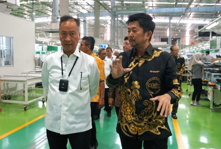 Jajaran Top Manajemen Sharp Indonesia berfoto bersama Menteri Perindustrian RI & Dirjen IILMATE. Foto: sharp