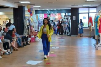 Seorang model cantik memperagakan berbagai koleksi busana terbaru dari sejumlah butik di ITC Mangga Dua di Lantai 4, Blok B dan Blok D, Jakarta, Selasa (26/9). Foto: Joesvicar Iqbal/ipol.id