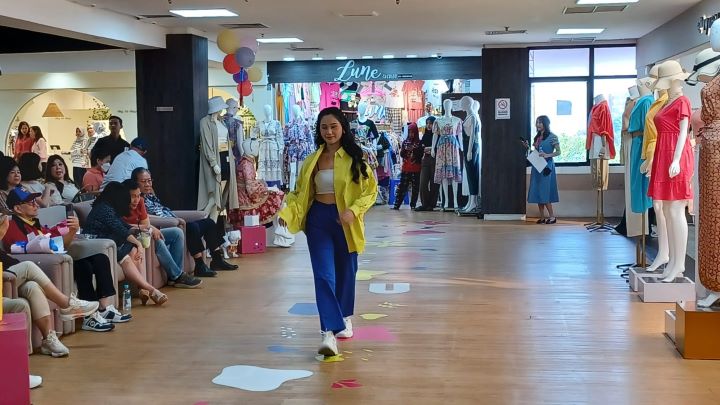 Seorang model cantik memperagakan berbagai koleksi busana terbaru dari sejumlah butik di ITC Mangga Dua di Lantai 4, Blok B dan Blok D, Jakarta, Selasa (26/9). Foto: Joesvicar Iqbal/ipol.id