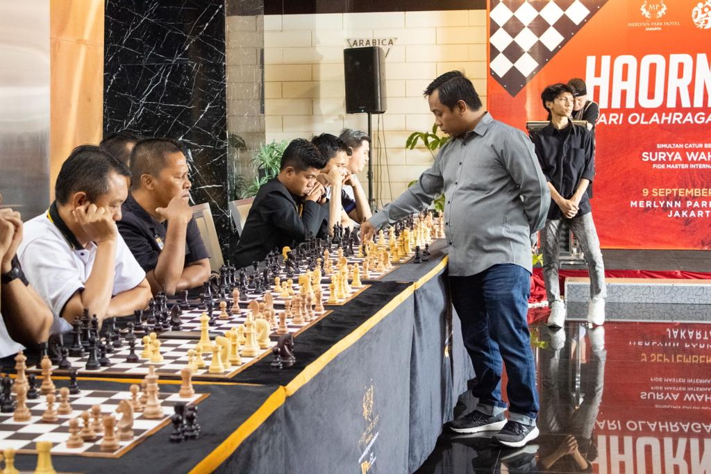 Merlynn Park Hotel Jakarta menggelar pertandingan catur menghadirkan FIDE Master International Surya Wahyudi. (ist./dok. Merlynn Park Hotel Jakarta)