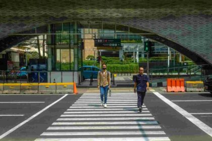 Masyarakat dengan tertib menyebrang dengan menggunakan zebra cross menjadi penilaian dishub ketertiban selama KTT ASEAN.(foto dok pemprov)