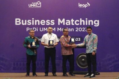 Leader Account Management PaDi UMKM Aswan Pradana (paling kanan) menyerahkan apresiasi kepada perwakilan BUMN dari ASDP Indonesia Ferry, AirNav, & Surveyor Indonesia pada acara Business Matching PaDi UMKM di Kota Medan beberapa waktu yang lalu. Foto: Telkom Indonesia