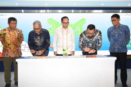 Wakil Menteri BUMN Kartika Wirjoatmodjo bersama dengan Direktur SPPU Pertamina A.Salyadi Saputra dan Direktur Utama Pelindo Arif Suhartono menyaksikan penandatanganan yang dilakukan oleh Direktur Utama Pertamina International Shipping Yoki Firnandi Direktur Strategi Pelindo Prasetyo saat acara penandatanganan kerja sama Jakarta Integrated Green Terminal yang diselenggarakan di Gedung BRiLian, Jakarta pada Jumat (1/9). Foto: Dok Pertamina