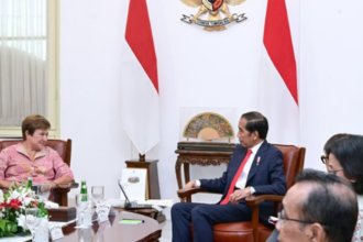 Presiden Jokowi berbincang antara lain mengenai situasi ekonomi global, pelemahan pertumbuhan ekonomi dunia, situasi lebih dari 90 negara dunia yang mengalami kesulitan ekonomi dan keuangan, dan makin terbatasnya sumber daya dunia untuk dapat membantu negara-negara tersebut. Foto: Kemenkeu