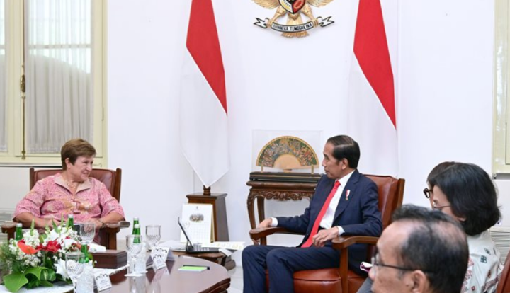 Presiden Jokowi berbincang antara lain mengenai situasi ekonomi global, pelemahan pertumbuhan ekonomi dunia, situasi lebih dari 90 negara dunia yang mengalami kesulitan ekonomi dan keuangan, dan makin terbatasnya sumber daya dunia untuk dapat membantu negara-negara tersebut. Foto: Kemenkeu