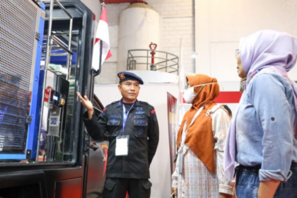 Bripka Kuswanto Hadi memberikan penjelasan kepada pengunjung pameran JIExpo Kemayoran. Foto: Polri