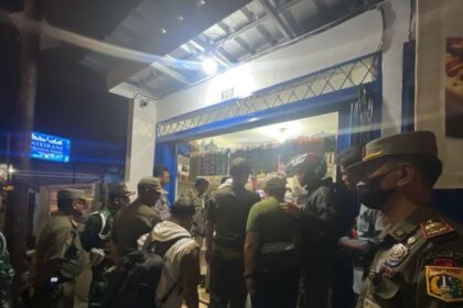Aparat gabungan dan Satpol PP Jakarta Timur (Jaktim) menggerebek toko kosmetik menjual obat keras terlarang tanpa resep dokter di Jalan Gading Raya, Kecamatan Pulogadung, Selasa (26/9) malam. Foto: Pol PP Jaktim
