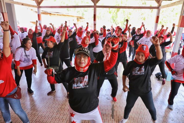 Emak-emak dari berbagai desa dan kecamatan melakukan Senam Sehat Bersama Komunitas Sopir Truk (KST) Jawa Barat (Jabar) dukung Ganjar di Desa Situraja, Kecamatan Situraja, Kabupaten Indramayu, Jawa Barat, Kamis (7/9). Foto: KST