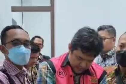 Penyidik pidana khusus Kejaksaan Agung (Kejagung) saat menahan CB selaku mantan Kepala Dinas Energi dan Sumber Daya Mineral Provinsi Kalimantan Timur (Kaltim) di Rutan Kejaksaan Negeri (Kejari) Jakarta Selatan. Foto: Puspenkum Kejaksaan Agung