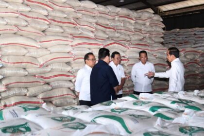 Presiden Joko Widodo meninjau ketersediaan stok cadangan beras pemerintah di gudang Bulog Dramaga, Kabupaten Bogor, Provinsi Jawa Barat, Senin, 11 September 2023. Pemerintah akan kembali mentalurkan bantuan beras kepada masyarakat. Foto: BPMI Setpres