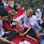 Warga mengikuti pelatihan kerajinan membuat souvenir buket yang diadakan Komunitas Warung Tegal (Kowarteg) Indonesia di Kelurahan Rawa Buaya, Kecamatan Cengkareng, Jakarta Barat, Minggu (3/9). Foto: Kowarteg